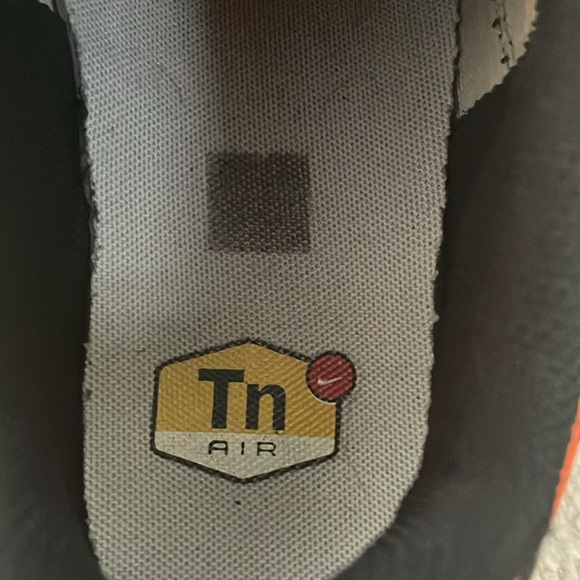 nike shoes size 8.5 red black and orange color - Picture 2 of 5